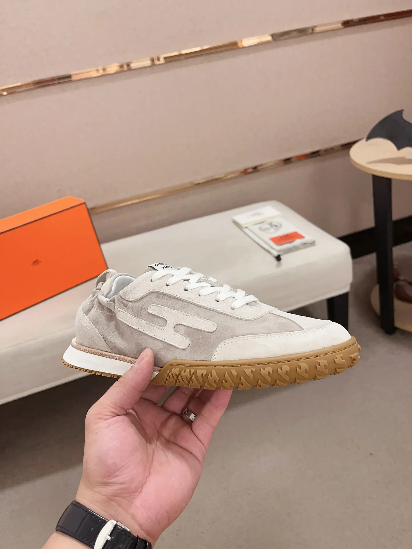 Men's men's shoes 💰: 720💰 Hermes top version # Couple style 💏 24ss casual sneakers Suede goatskin sneakers decorated with contrasting patterns and iconic "H" details, beautifully packaged at the delivery counter 🛍📦 Fabric: suede + cowhide Lining: mixed sheep lining Outsole: original TPU Bottom thickness: 2CM Size: 35-44